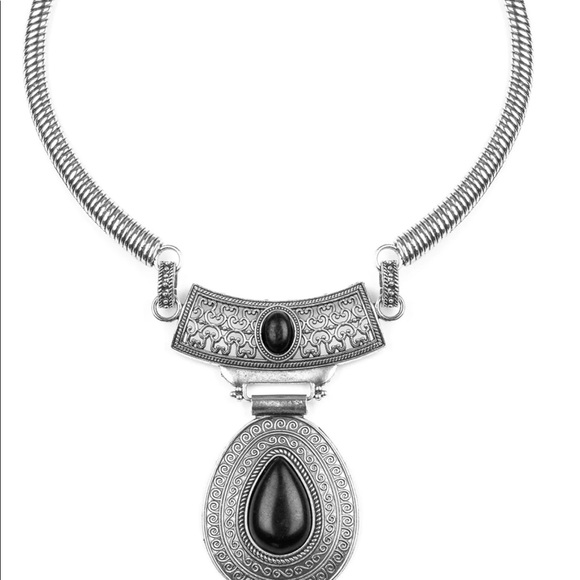 Prowling Prowess - Black Necklace Paparazzi - Picture 2 of 3